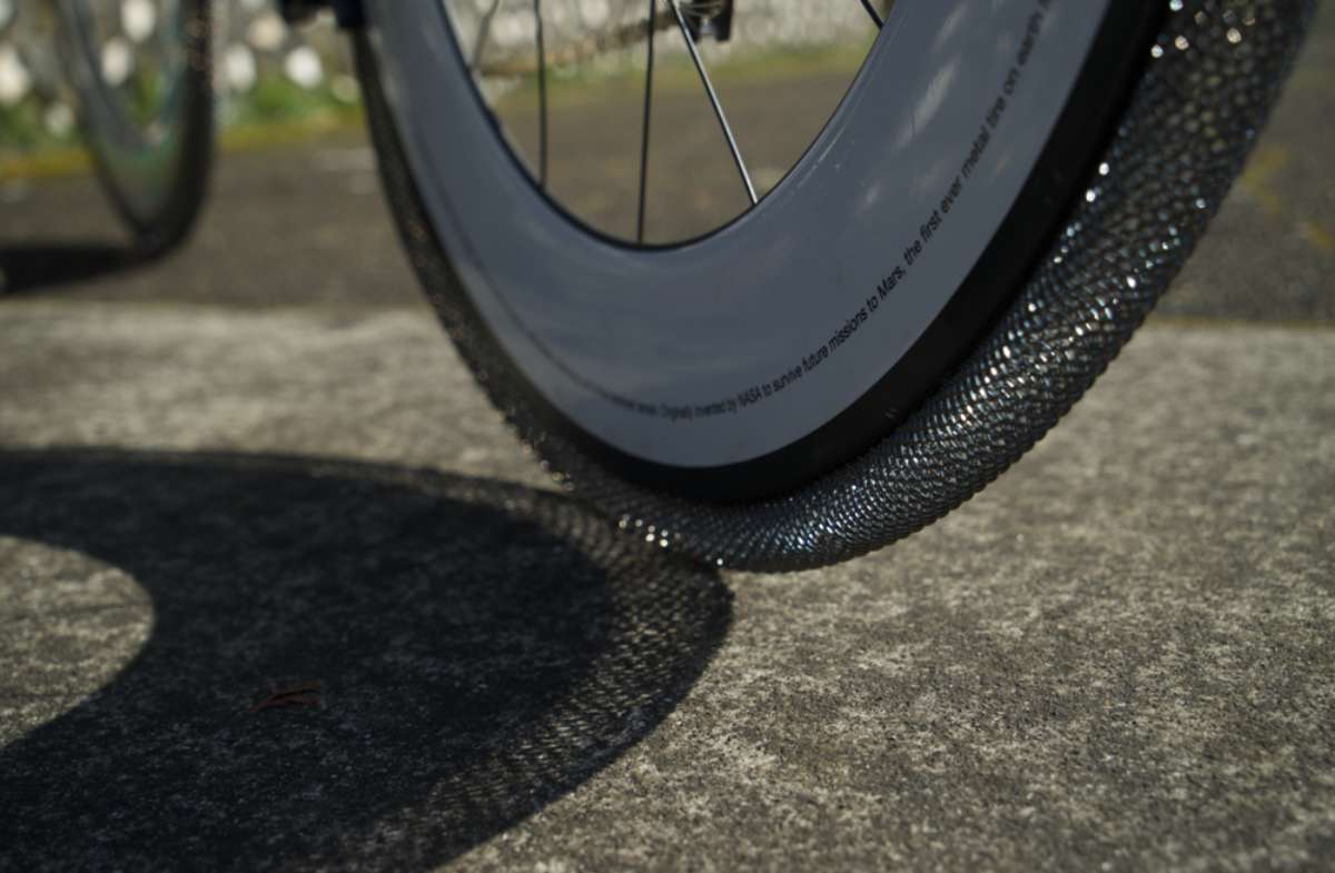 Des pneus de vélo aussi souples que le caoutchouc mais aussi résistants que le titane inspirés des rovers de la NASA