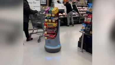 Vous fuyez le rayon bonbon au supermarché ? M&M's invente un robot qui vous suit partout avec des confiseries !