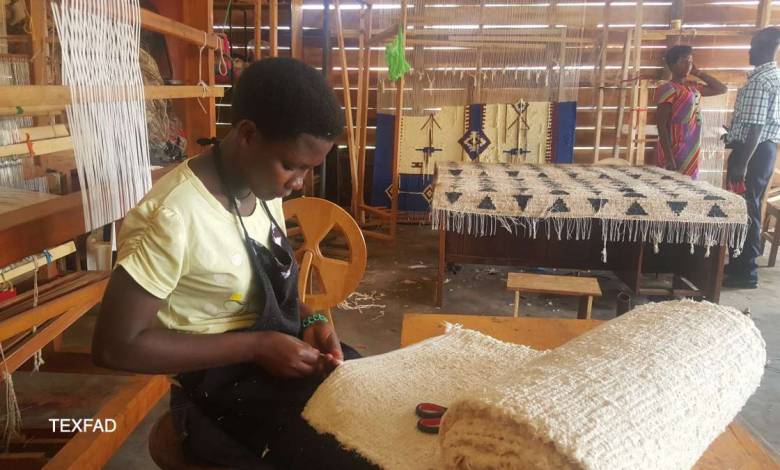 TexFad : Un entrepreneur ougandais recycle les tiges de banane en fibres textiles