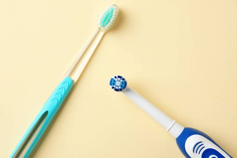 Brosse à dents manuelle ou électrique ? Laquelle choisir ?