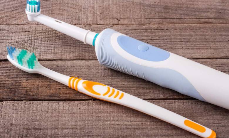 Brosse à dents manuelle ou électrique ? Laquelle choisir ?