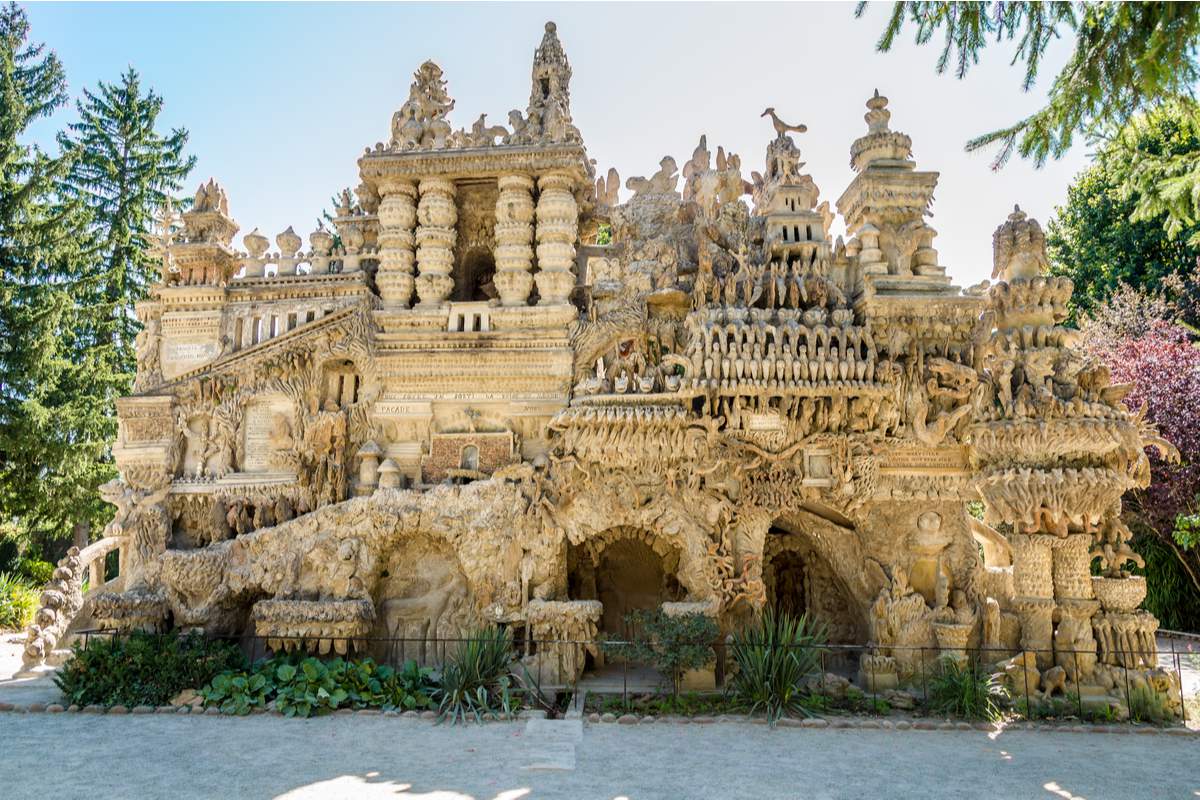 Connaissez-vous l'incroyable histoire de la construction du Palais Idéal du Facteur Cheval ?