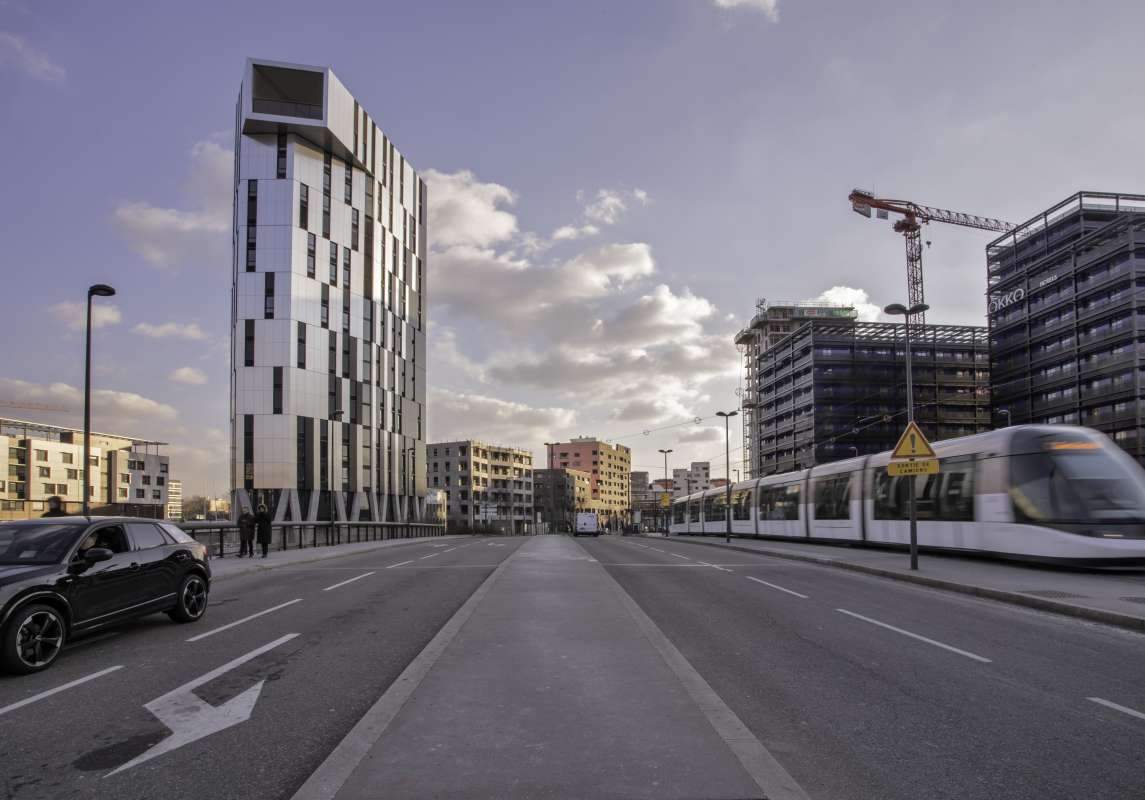 Strasbourg : avec ses 400 m² de panneaux et stores solaires, les locataires de la Tour Elithis ne paient pas d'électricité !