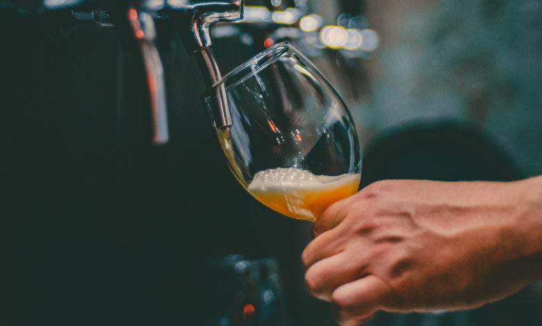 Un homme sert une bière pression