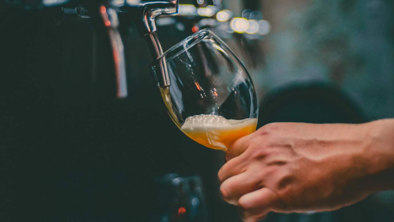 Un homme sert une bière pression