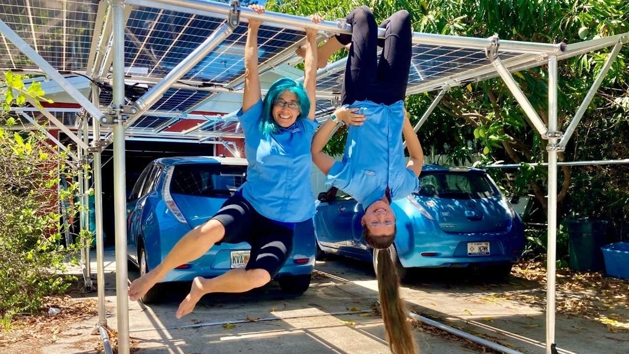 OZY Genius : une étudiante crée un abri de voiture mobile solaire qui permet de recharger les voitures électriques
