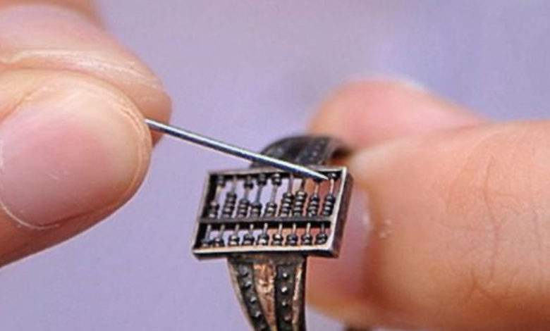 Ce boulier chinois incrusté dans une bague est peut-être la première technologie portable au monde