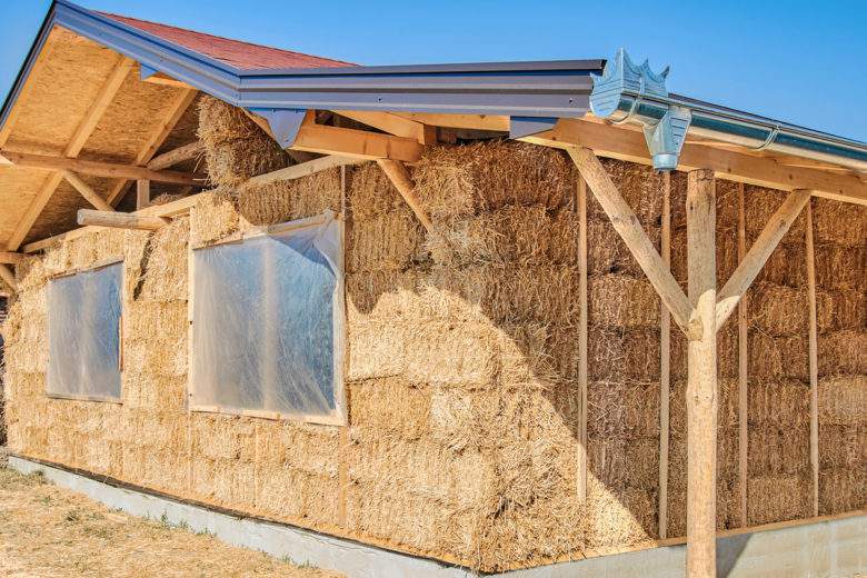 Envie d'une maison écologique ? Et si vous optiez pour une habitation avec une isolation en paille ?