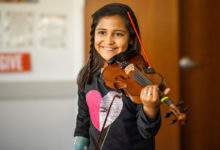 Un étudiant en ingénierie invente un dispositif pour aider une jeune violoniste en situation de handicap