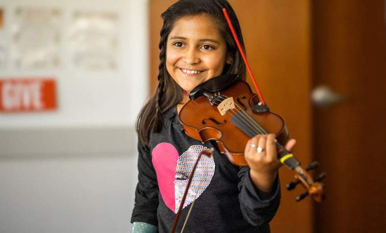 Un étudiant en ingénierie invente un dispositif pour aider une jeune violoniste en situation de handicap