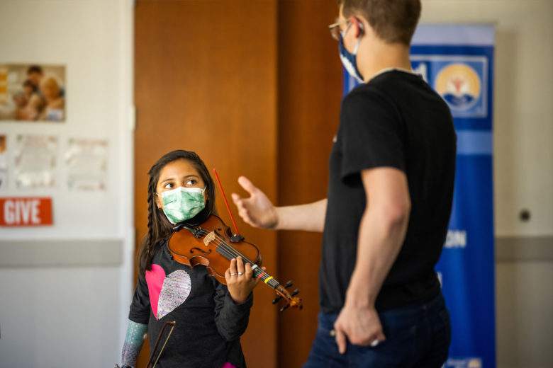 Un étudiant en ingénierie invente un dispositif pour aider une jeune violoniste en situation de handicap