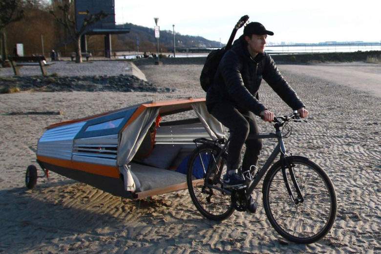 Il invente une remorque à vélo qui se transforme en tente à suspendre dans les arbres