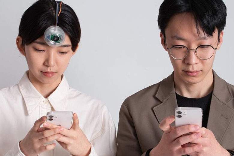 Un sud-coréen invente un gadget "troisième oeil" qui prévient ceux qui marchent les yeux rivés sur un écran, d'un obstacle imminent !