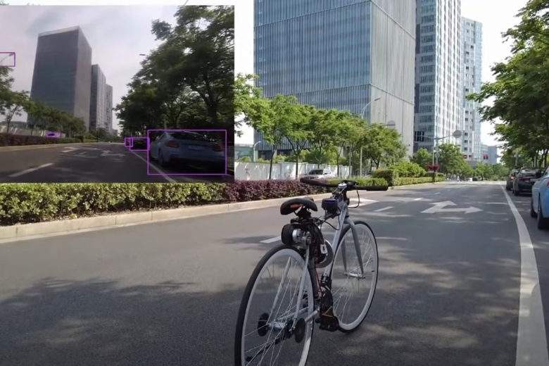 Un ingénieur chinois invente le vélo autonome qui tient en équilibre tout seul !