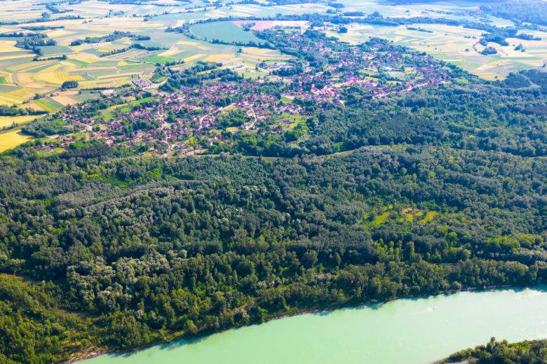 Photo aérienne de la rivière Drava et du village de Legrad dans la région de Podravina en Croatie. 