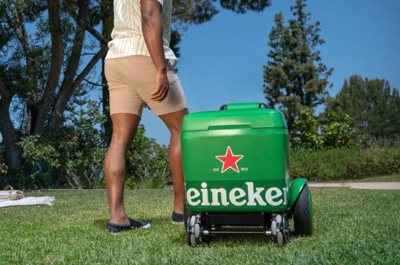 Heineken dévoile une glacière robotisée qui vous suit partout avec 12 bières bien fraîches !