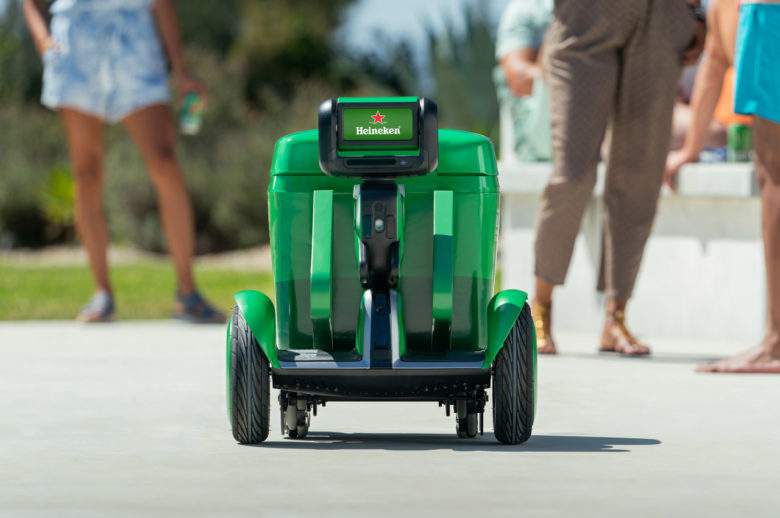 Heineken dévoile une glacière robotisée qui vous suit partout avec 12 bières bien fraîches !