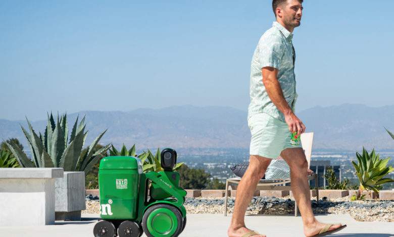 Heineken dévoile une glacière robotisée qui vous suit partout avec 12 bières bien fraîches !
