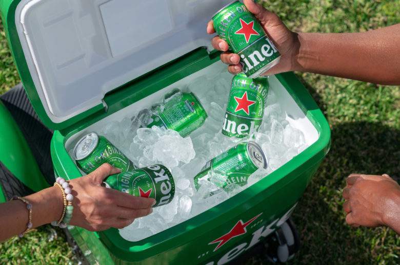 Heineken dévoile une glacière robotisée qui vous suit partout avec 12 bières bien fraîches !