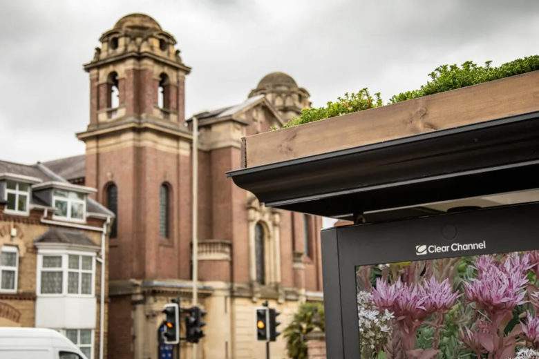 La ville de Leicester végétalise les toits de ses abribus pour faire revenir les abeilles en centre-ville 