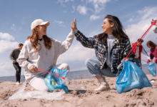 Côte Atlantique : une marque associative offre des bijoux contre des déchets collectés sur les plages