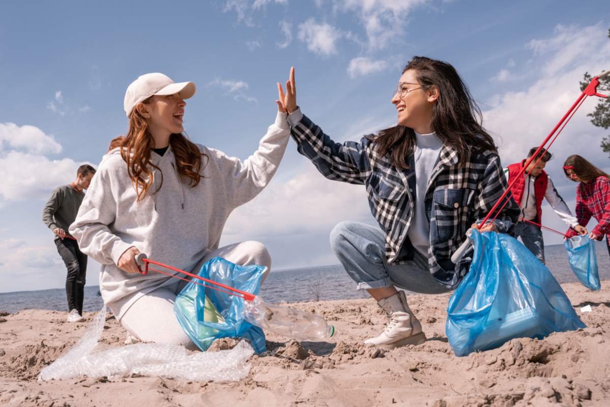 Côte Atlantique : une marque associative offre des bijoux contre des déchets collectés sur les plages