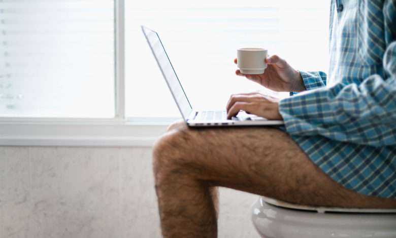 Mais au fait, pourquoi boire un café ou fumer une cigarette le matin donne envie d'aller aux toilettes ?