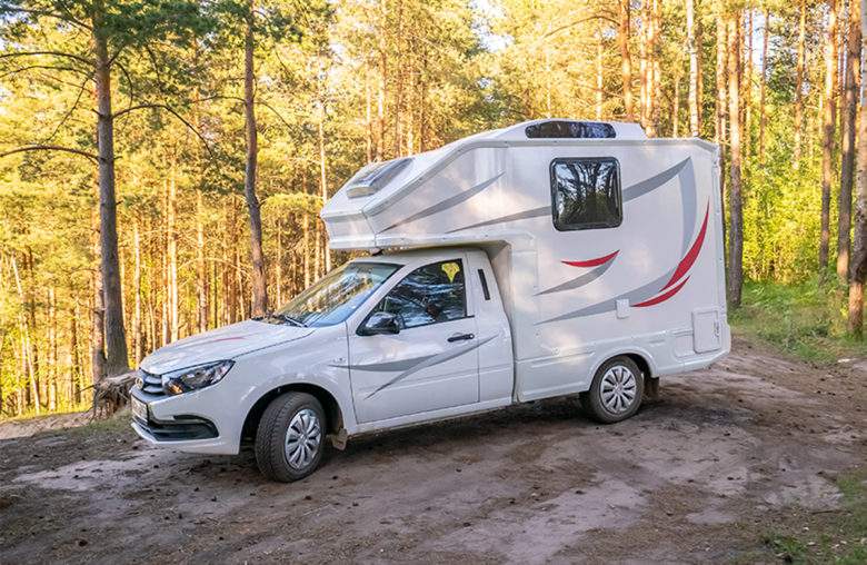 Lada : un petit camping-car tout équipé (WC et douche) à moins de 13 500€