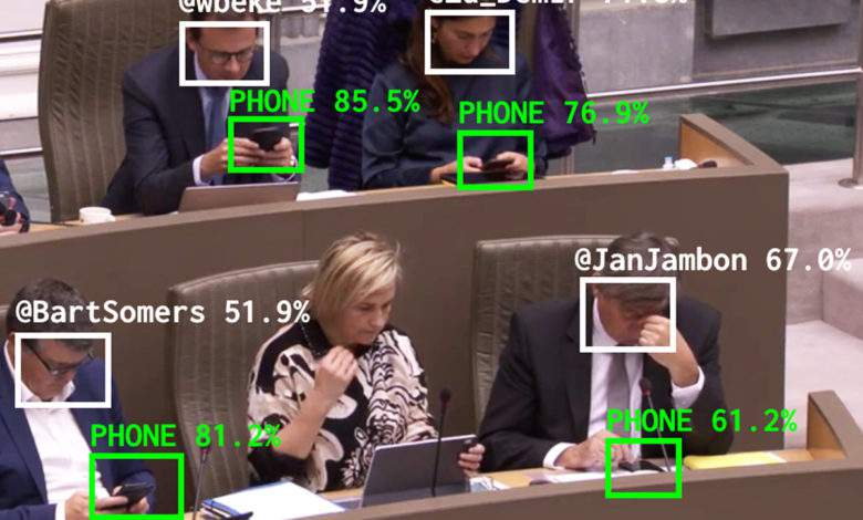 Belgique : une IA dénonce les députés qui passent leur temps sur leur téléphone