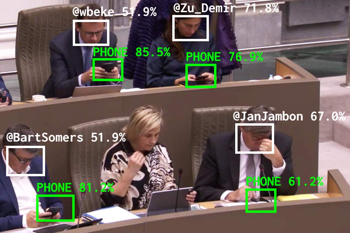 Belgique : une IA dénonce les députés qui passent leur temps sur leur téléphone