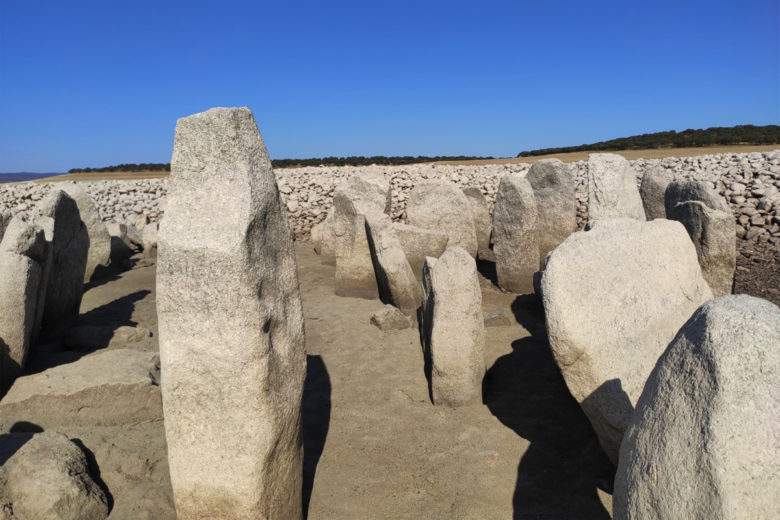 Insolite : un gigantesque stonehenge apparaît aléatoirement en Espagne !