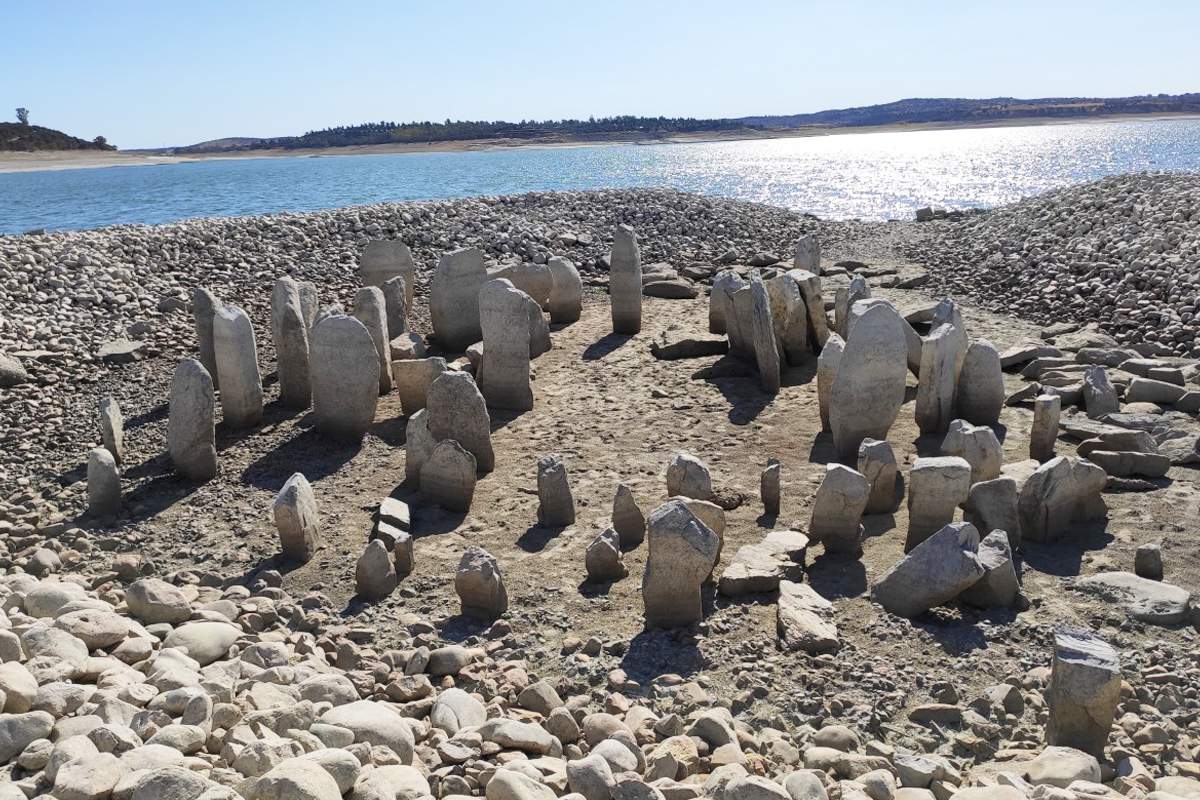 Insolite : un gigantesque stonehenge apparaît aléatoirement en Espagne !