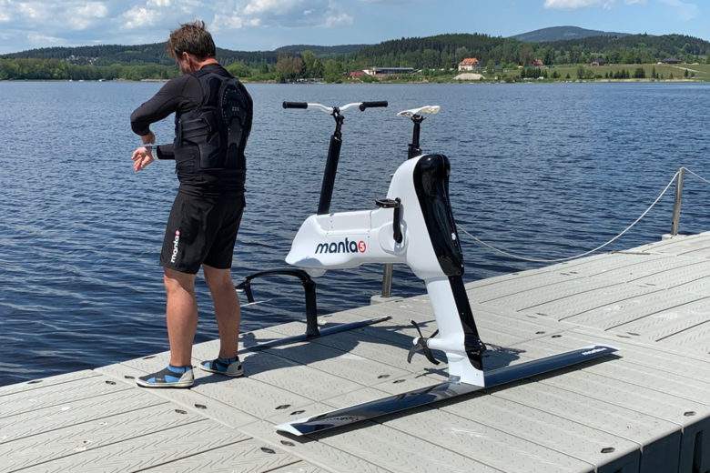 Manta5 Hydrofoiler : le vélo pour se déplacer sur l'eau est disponible en France