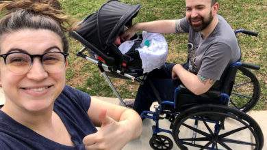 Des lycéens inventent un kit pour fauteuil roulant pour qu'un père puisse se promener avec son bébé