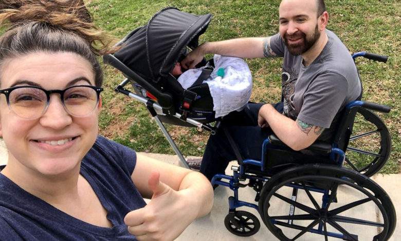 Des lycéens inventent un kit pour fauteuil roulant pour qu'un père puisse se promener avec son bébé