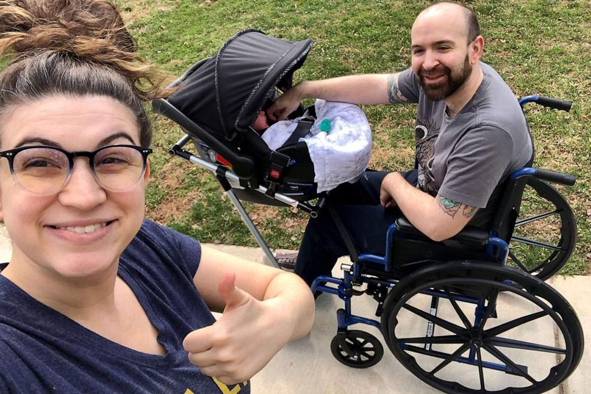 Des lycéens inventent un kit pour fauteuil roulant pour qu'un père puisse se promener avec son bébé