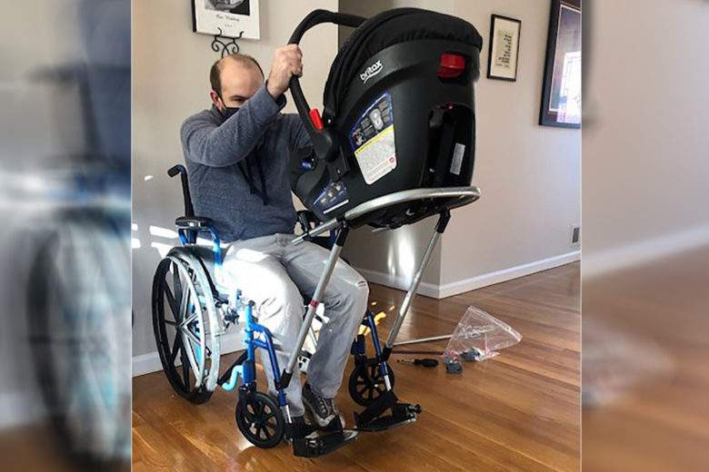 Des lycéens inventent un kit pour fauteuil roulant pour qu'un père puisse se promener avec son bébé