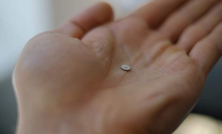 Surdité : une innovante « lentille de contact » pour oreille avec haut parleur intégré
