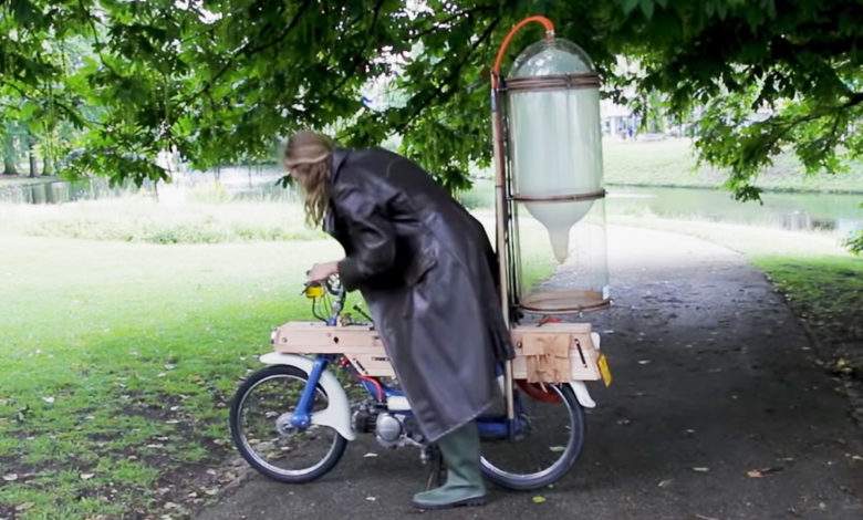 Uitsloot : il invente une étrange mobylette qui roule au méthane extrait des marais