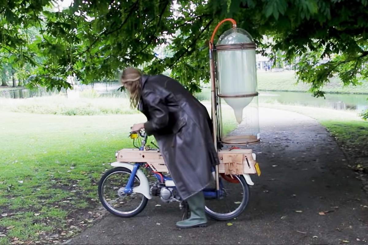 Uitsloot : il invente une étrange mobylette qui roule au méthane extrait des marais