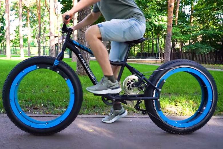 Il invente une étonnante roue de vélo sans axe, ni aucun rayon !