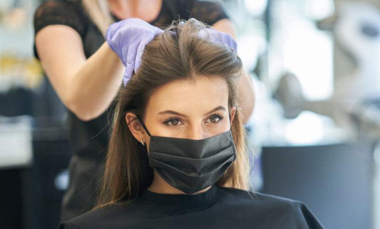 Royaume-Uni : un collectif de coiffeurs recycle absolument tous les déchets produits par les salons