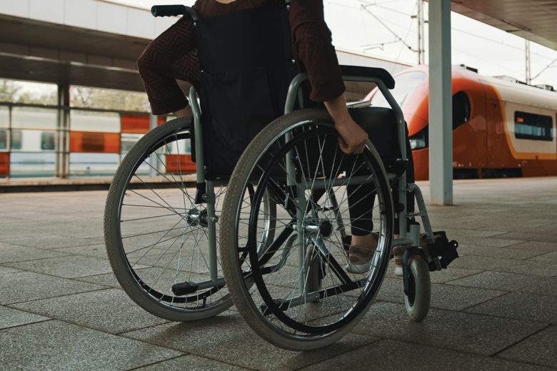 Un homme en fauteuil roulant