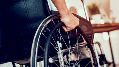 Un homme en fauteuil roulant