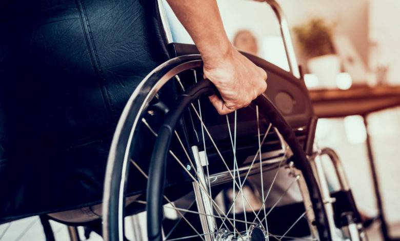 Un homme en fauteuil roulant