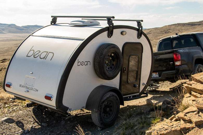 Black Bean : une caravane goutte d'eau bien équipée pour s'isoler en pleine nature