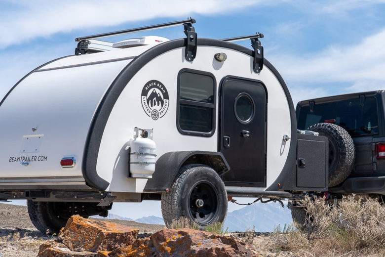 Black Bean : une caravane goutte d'eau bien équipée pour s'isoler en pleine nature