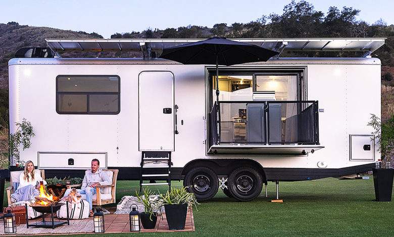Un couple d'américain passionné de voyage dévoile une caravane solaire totalement autonome...