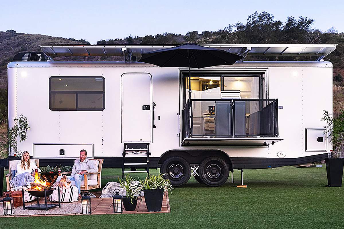 Un couple d'américain passionné de voyage dévoile une caravane solaire totalement autonome...