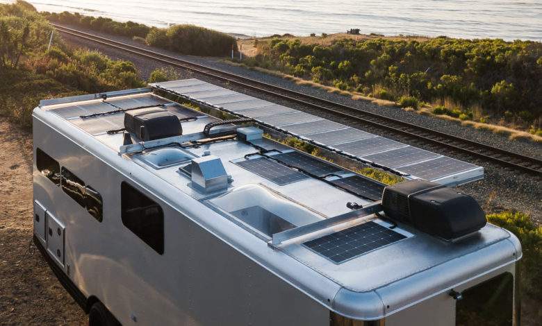 Un couple d'américain passionné de voyage dévoile une caravane solaire totalement autonome...